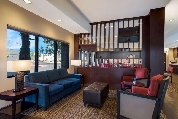 Comfort Inn And Suites image 9